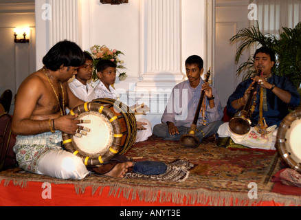 Traditionelle hinduistische Hochzeitszeremonie auf einer kunstvollen Bühne mit einem Priester, der heilige Rituale für die Braut und den Bräutigam Sri Lanka Ceylon vorführt. Stockfoto