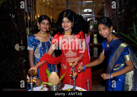 Traditionelle hinduistische Hochzeitszeremonie auf einer kunstvollen Bühne mit einem Priester, der heilige Rituale für die Braut und den Bräutigam Sri Lanka Ceylon vorführt. Stockfoto
