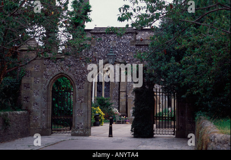 Gateway auf dem Gelände der Kirche des Heiligen Nikolaus, Arundel, Sussex, Großbritannien Stockfoto