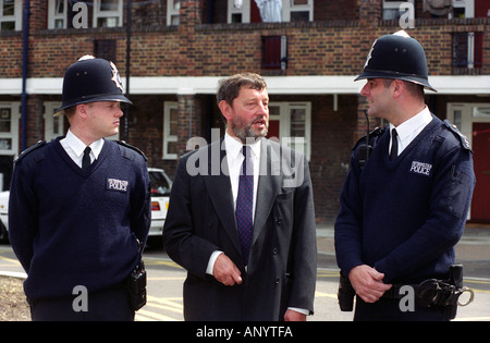 Ehemaligen Hause Sekretär David Blunkett flankiert von Polizisten bei einem Rundgang auf einer Wohnsiedlung Lambeth, London, UK. Stockfoto