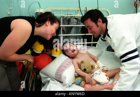 Paar besucht ihr kranke Kind auf Krankenstation, Guy's Hospital, London, UK. Stockfoto