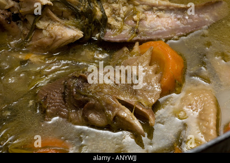 Eine Henne Kopf aus den gekochten Huhn auf Lager (Frankreich). Tête de Volaille Émergeant du Bouillon d ' une Poule au Pot (Frankreich) Stockfoto