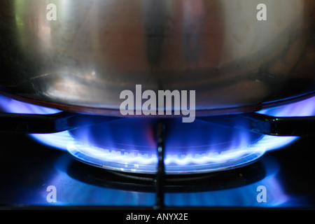 Topf kochen über Gasflamme am Herd Kochfeld England United Kingdom Stockfoto