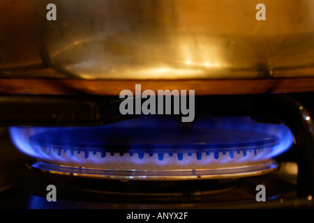 Topf kochen über Gasflamme am Herd Kochfeld England United Kingdom Stockfoto