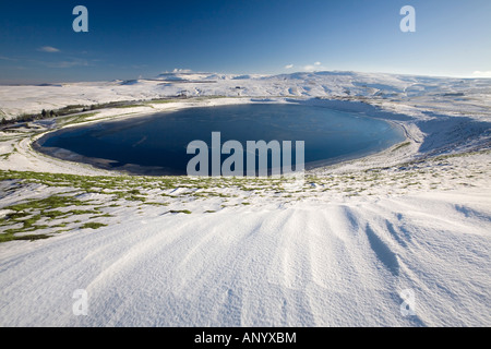 Im Winter ist der Godivelle See (Puy de Dôme - Frankreich). Lac d ' en-Haut, À la Godivelle (63850) En Hiver (Puy de Dôme - Frankreich). Stockfoto