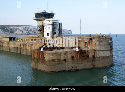 Der Admiralty Pier und die Hafenstruktur in Dover, Kent, mit den White Cliffs im Hintergrund, England, Großbritannien. Stockfoto