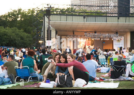 ILLINOIS-Chicago-drei junge Erwachsene Frauen Bild von sich selbst, Masse gerade Bühne für Jazz Festival Stockfoto