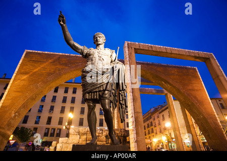 Statue von Caesar Augustus nächsten Mercado Central bei Dämmerung, Zaragoza, Spanien, Europa, EU Stockfoto