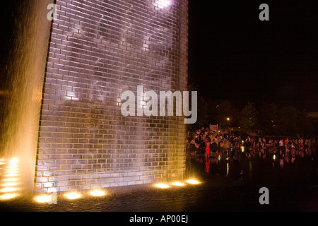 ILLINOIS-Chicago-Wasser rann Seite des Turms Crown Fountain im Millennium Park in der Nacht beleuchtet Struktur Stockfoto