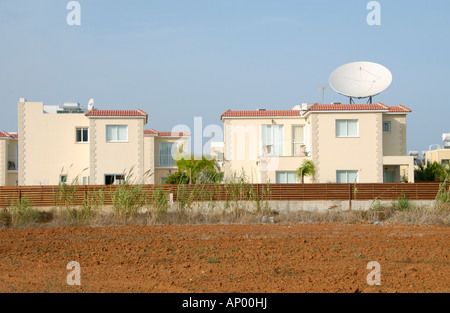 Einfamilienhaus mit großen Sat-Antenne auf Dach in Pernera Zypern EU Stockfoto