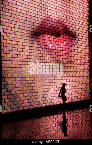 ILLINOIS-Chicago-Silhouette der junge Lippen auf Videoleinwand Crown Fountain im Millennium Park Nacht Menschen ständigen Reflexion Stockfoto