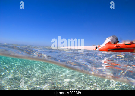 Boot am einsamen Strand Stockfoto