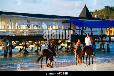 Dickenson Bay Antigua Family Reiten am Strand Stockfoto