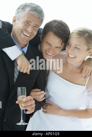 Braut und Bräutigam mit Vater, lachen Stockfoto