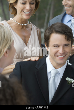 Outdoor-Hochzeit Bräutigam jung mit Schwiegermutter im Hintergrund Stockfoto