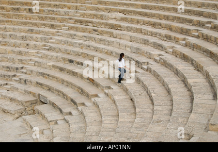 Touristen auf geführte Tour anschauen Amphitheater in antiken Stätte von Kourion in der Nähe von Episkopi auf der Mittelmeer Insel Zypern EU Stockfoto