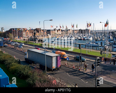 Rumpf - Verkehr an einer Hauptstraße im Zentrum Stadt mit Marina im Hintergrund, East Yorkshire, England, UK Stockfoto