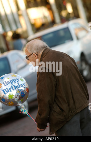 ältere Männchen Wandern mit alles Gute zum Geburtstag Ballon Stockfoto