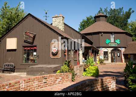 ILLINOIS Long Grove Ziegelbrücke bis zum Einzelhandel speichert in malerische Einkaufsviertel Stockfoto