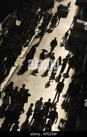 Blick von oben auf stark befahrenen Straße mit Passanten Silhouette gegen goldenes Licht in Rom Italien Stockfoto