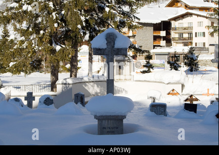 Grabsteine im Winter, die Innenstadt von Friedhof von Leukerbad (Loèche-Les-Bains), Schweiz Stockfoto