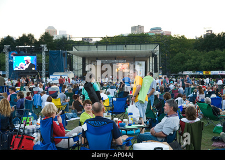 ILLINOIS Chicago Menschenmenge im Grant Park Petrillo Freilichtbühne für Jazz Festival video-Bildschirm sitzen Stockfoto