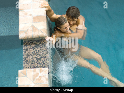 Paar im Pool zusammen Stockfoto