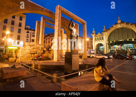 Statue des Kaisers Augustus neben Mercado Central bei Dämmerung, Zaragoza, Spanien, Europa, EU Stockfoto