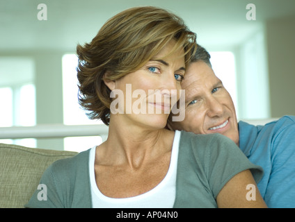 Älteres Paar, Mann auf Frau Schulter Kopf ruht Stockfoto