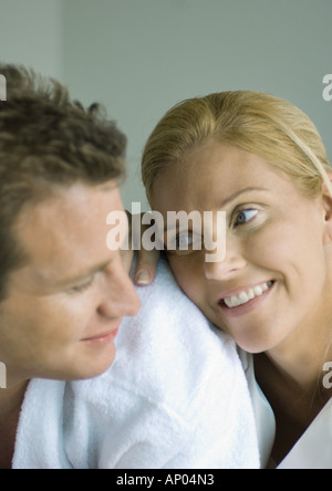 Frau Kopf auf Schulter des Mannes ruht lächelnd Stockfoto