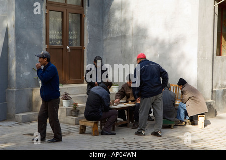 Männer, die in einer lokalen Umgebung Hutong Peking ein chinesisches Schach Brettspiel Stockfoto