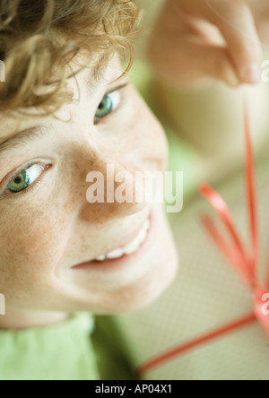 Junge mit vorhanden, hoher Winkel Ansicht Stockfoto