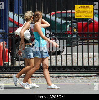 Zwei junge Frauen vorbei an Sicherheitsschleusen in Whitehall, london Stockfoto