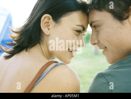 Paar, Stirnen berühren und gegenseitig anstarren Stockfoto