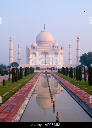 17. jahrhundert Taj Mahal mausoleum am frühen Morgen mit Reflexionen im Wasser Pool. Agra Uttar Pradesh Indien Asien Stockfoto