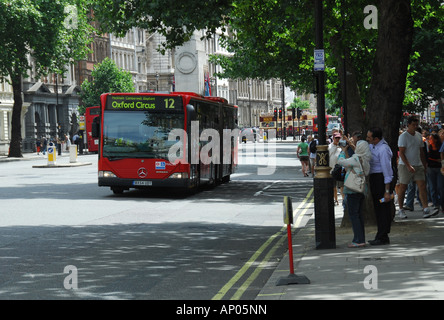 Ein Bus entlang Whitehall in Richtung Oxford Circus in London Stockfoto