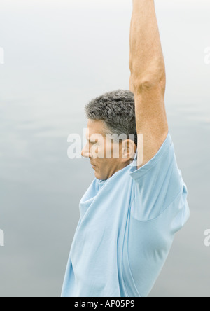 Mann, die Dehnung Stockfoto