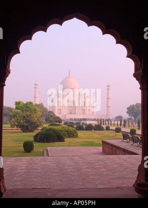 17. jahrhundert Taj Mahal Mausoleum von scalloped Arch im frühen Morgen gerahmte gesehen durch einen Bogen. Agra Uttar Pradesh Indien Asien Stockfoto