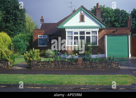 Bungalow am Ewell, Surrey, UK. Kleinen Zwischenkriegszeit Bungalow im ruhigen Vorort Straße in Home Counties Speckgürtel Stockfoto