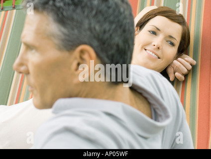 Paar Faulenzen in der Hängematte Stockfoto