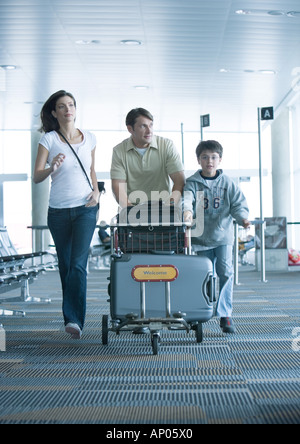 Familie eilen durch den Flughafen Stockfoto