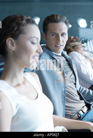 Reisende, die im Chat in Flughafen-lounge Stockfoto