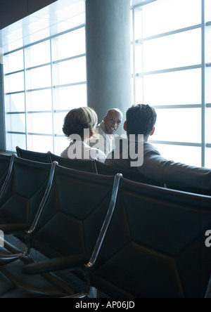 Reisende, die im Flughafen-Lounge sitzen Stockfoto