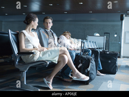 Reisende, die im Flughafen-Lounge sitzen Stockfoto