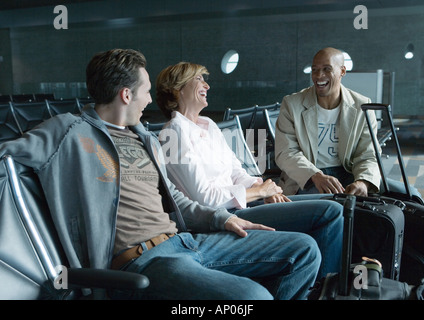 Reisende, die im Chat in Flughafen-lounge Stockfoto