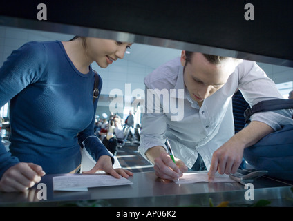 Zwei Personen, Ausfüllen von Formularen Stockfoto