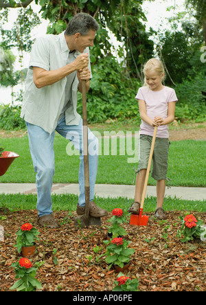 Mann und Mädchen Blumen Pflanzen Stockfoto