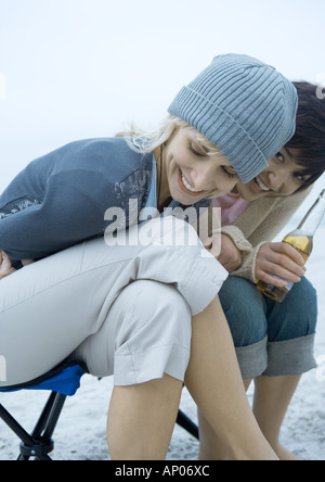 Junge Erwachsene Freundinnen am Strand Stockfoto