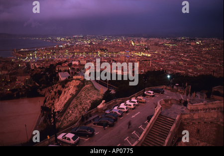 Frankreich Marseille Überblick über die Stadt von Basilika Notre Dame De La Garde bei Sonnenuntergang nach einem Gewitter Stockfoto