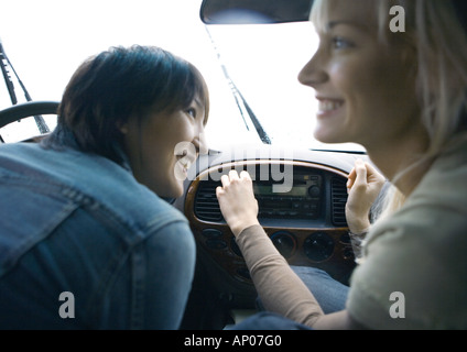 Zwei junge Erwachsene Freundinnen im Auto zusammen Stockfoto